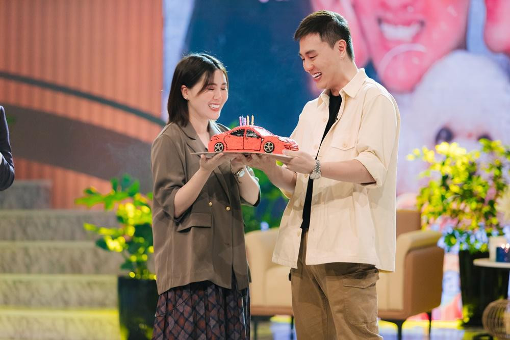 Mẹ bé Cam Cam rất thích phần Món quà bất ngờ Mẹ bé Cam Cam rất thích phần Món quà bất ngờ