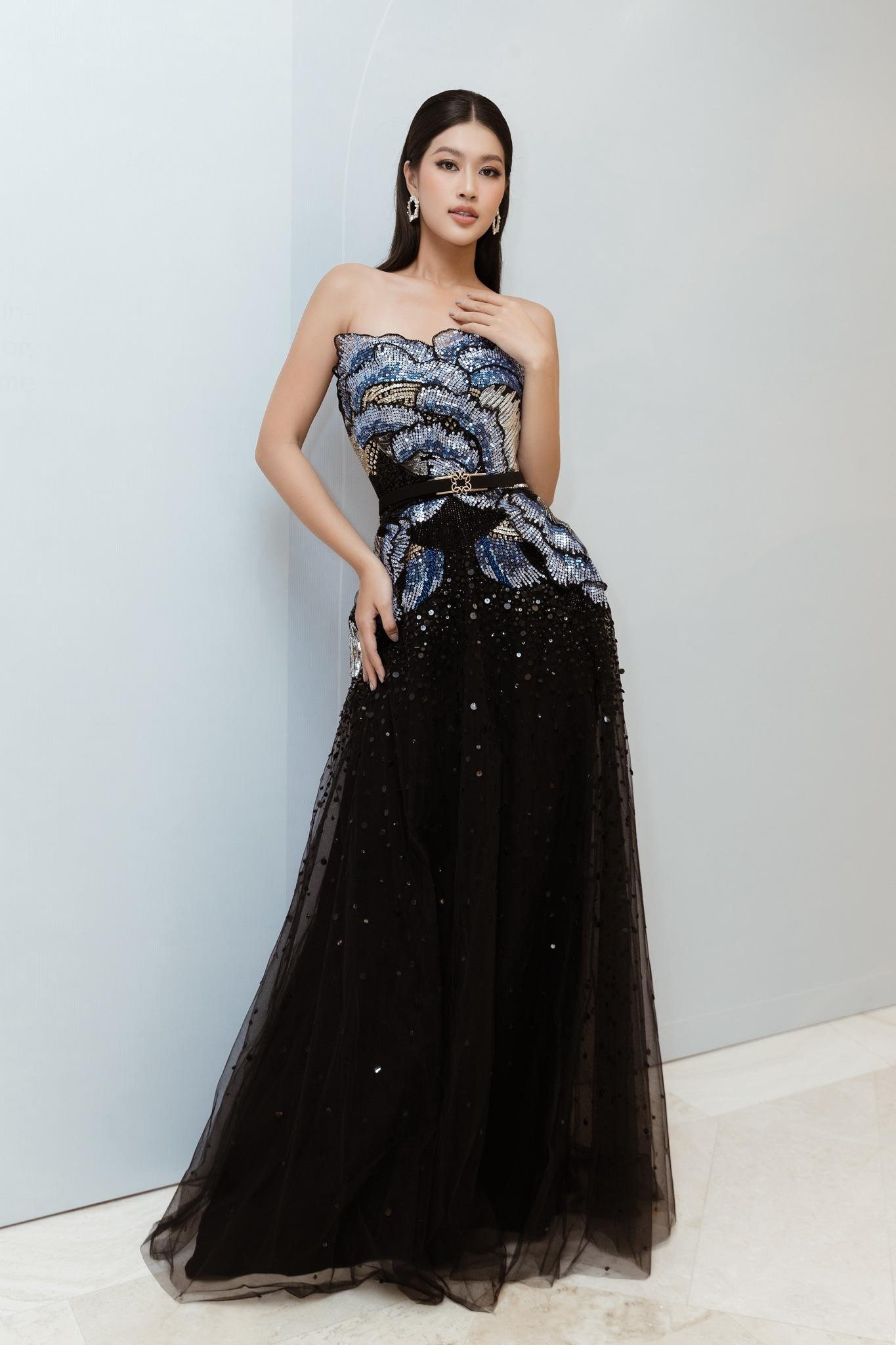 Thiên Ân tạo dáng khéo léo hoặc mặc váy dài để che chân