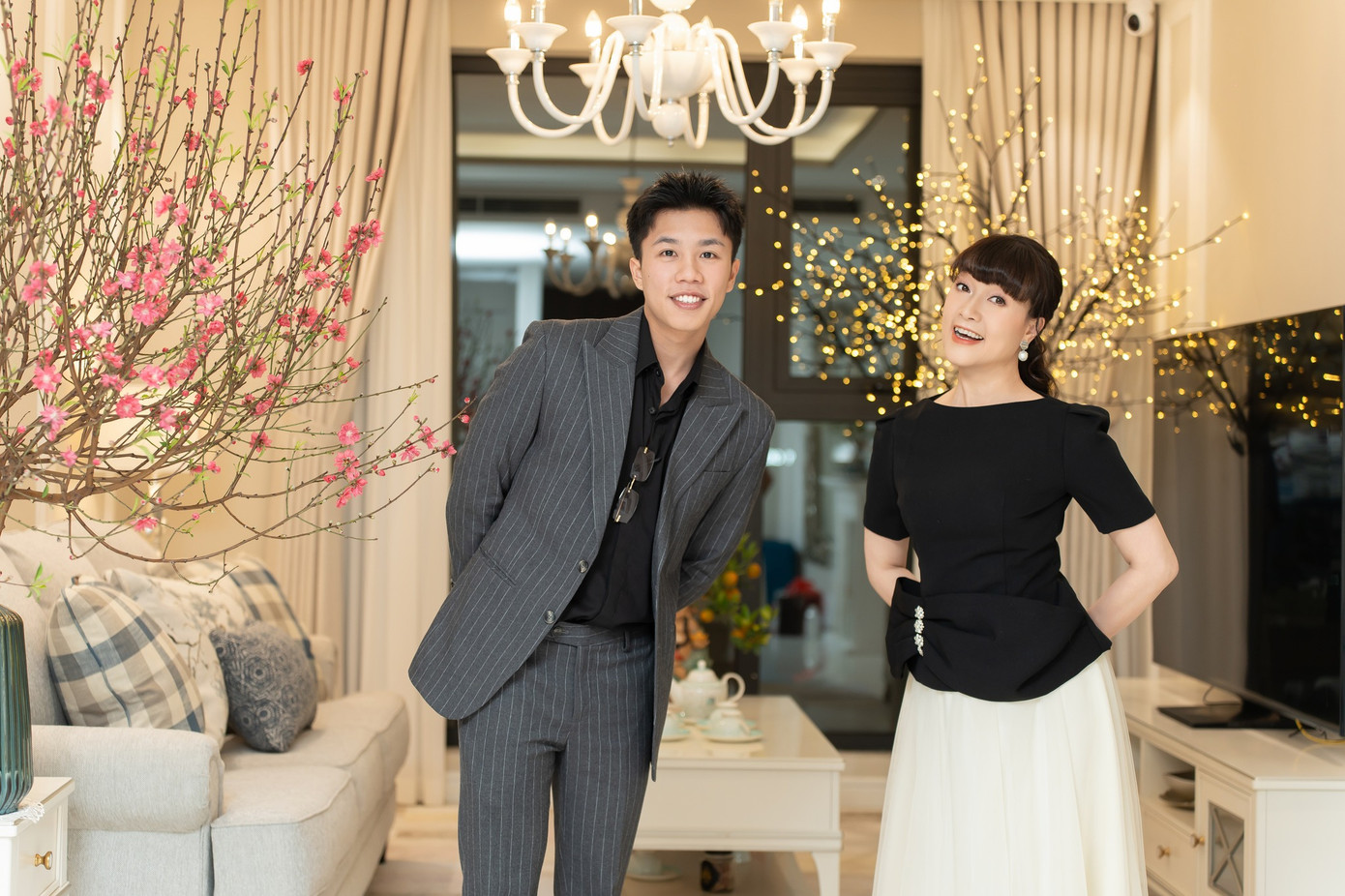 Gia đình Long Vũ đang sống ở một căn hộ chung cư cao cấp. Gia đình Long Vũ đang sống ở một căn hộ chung cư cao cấp.