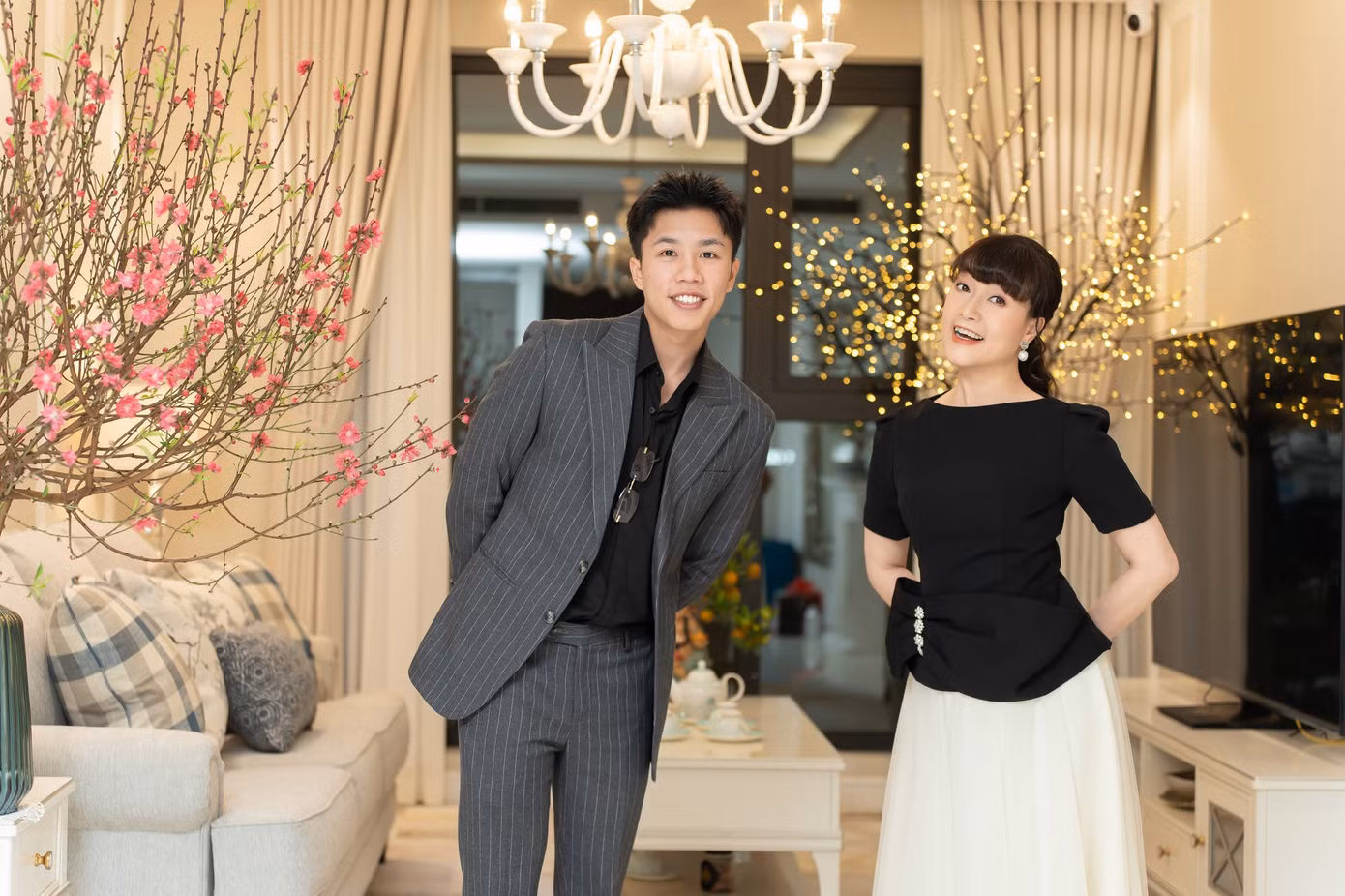 Gia đình Long Vũ đang sống ở một căn hộ chung cư cao cấp. Gia đình Long Vũ đang sống ở một căn hộ chung cư cao cấp.
