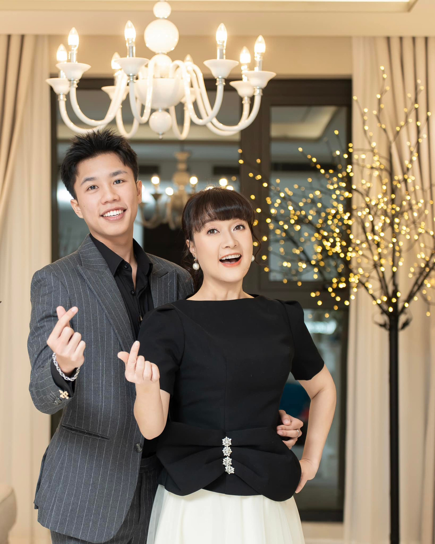 Long Vũ và mẹ là nghệ sĩ Vân Dung. Long Vũ và mẹ là nghệ sĩ Vân Dung.