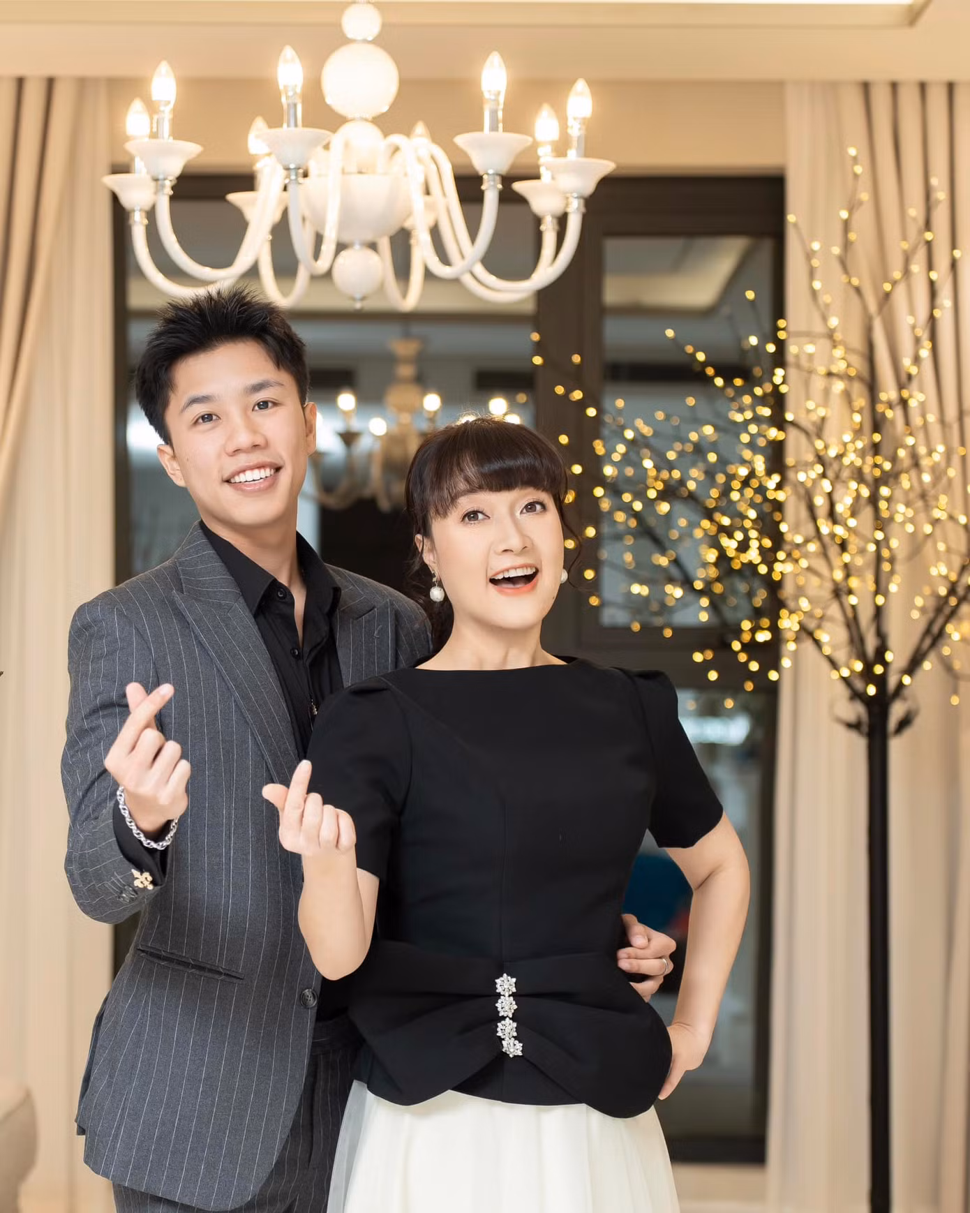 Long Vũ và mẹ là nghệ sĩ Vân Dung. Long Vũ và mẹ là nghệ sĩ Vân Dung.
