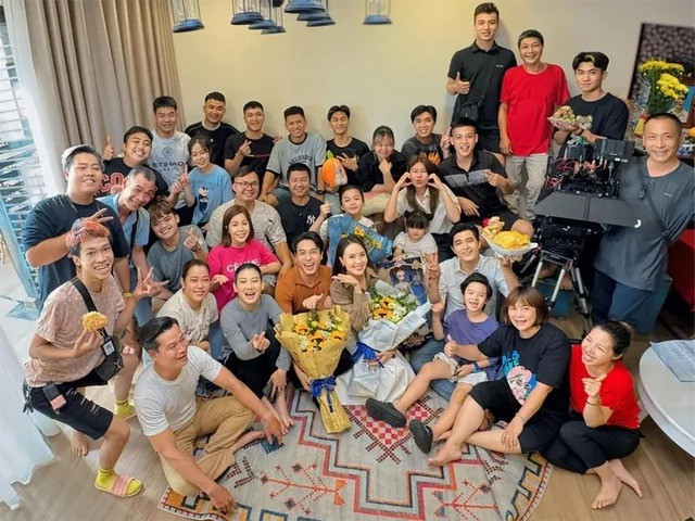 Quang Sự có hành động lạ trong bức ảnh đóng máy phim.