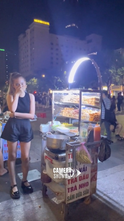 "Hotgirl trứng rán" trổ tài bán cá viên chiên ở phố đi bộ. Ảnh: Camera Showbiz "Hotgirl trứng rán" trổ tài bán cá viên chiên ở phố đi bộ. Ảnh: Camera Showbiz
