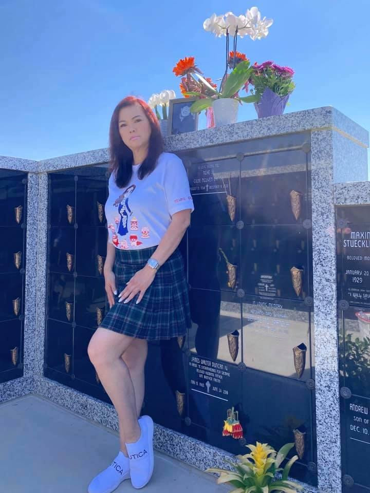 Cô thường xuyên đi thăm mộ chồng Cô thường xuyên đi thăm mộ chồng