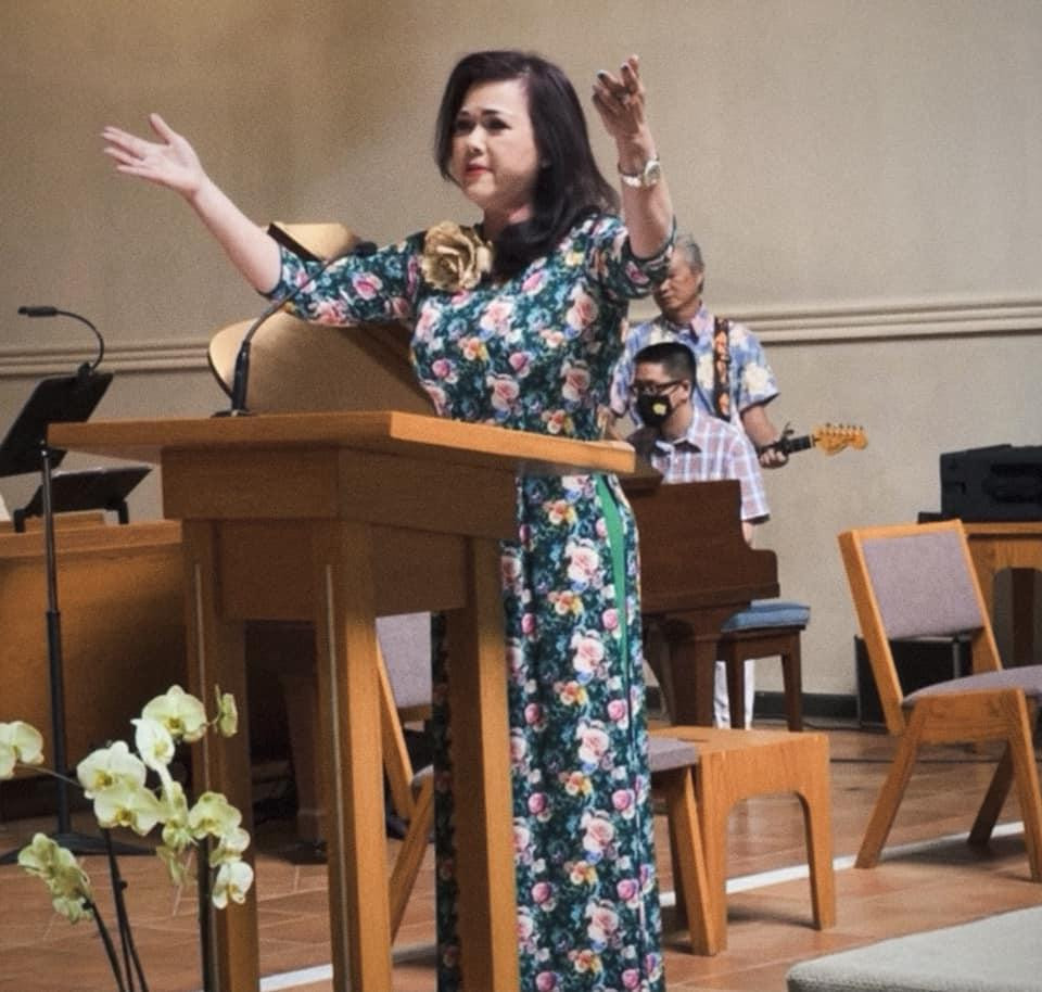 Ca sĩ Phương Loan hát ở nhà thờ Ca sĩ Phương Loan hát ở nhà thờ