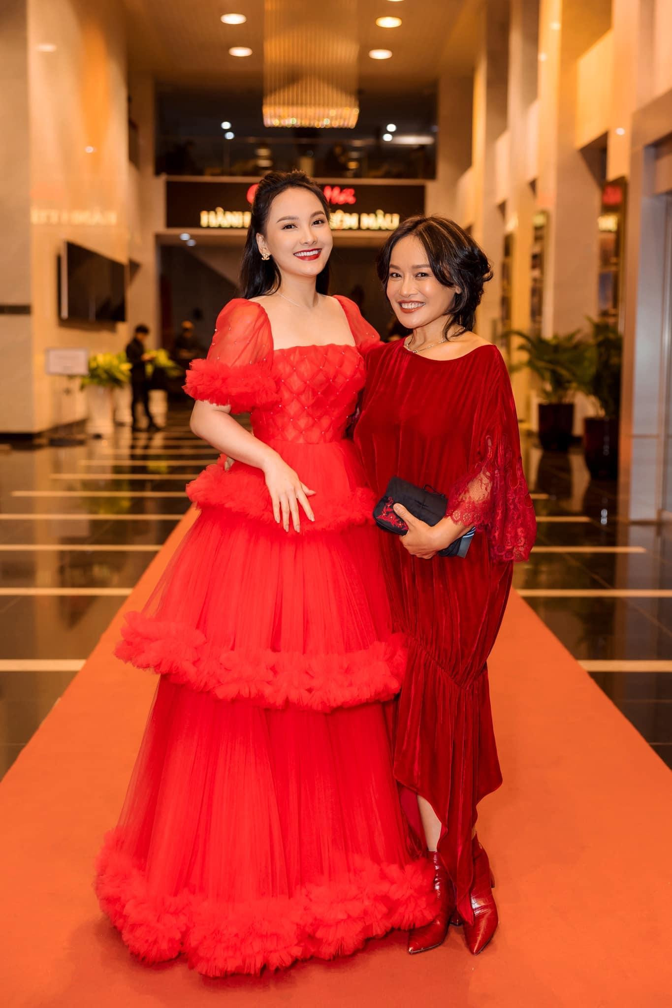 Có người cho rằng nữ diễn viên làm vậy vì chưa tự tin vào vóc dáng sau sinh