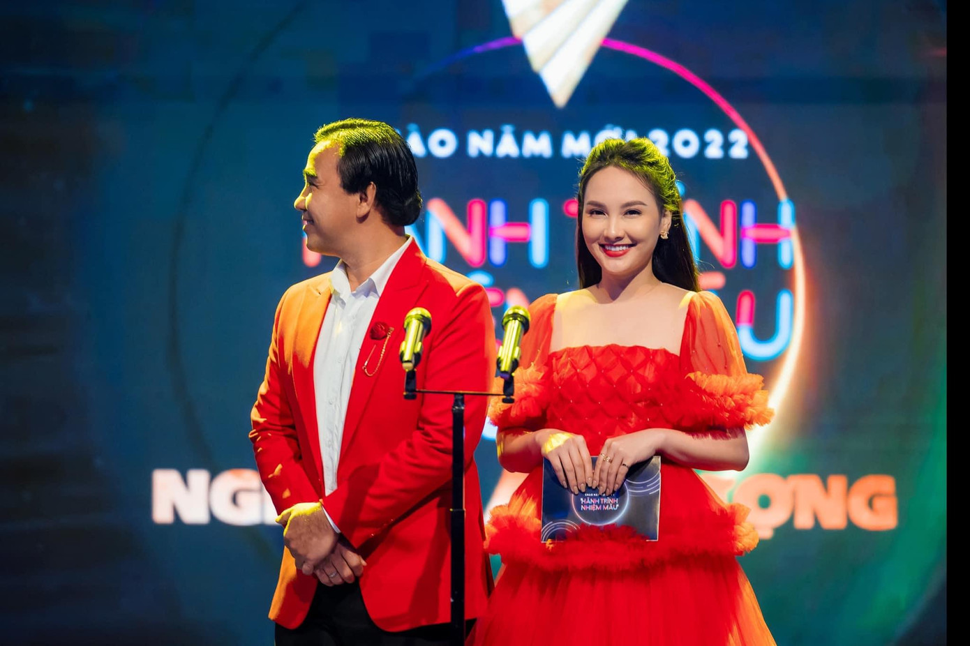 Từ chiếc váy đến động tác che tay trước bụng khiến cô bị nghi ngờ đang mang thai