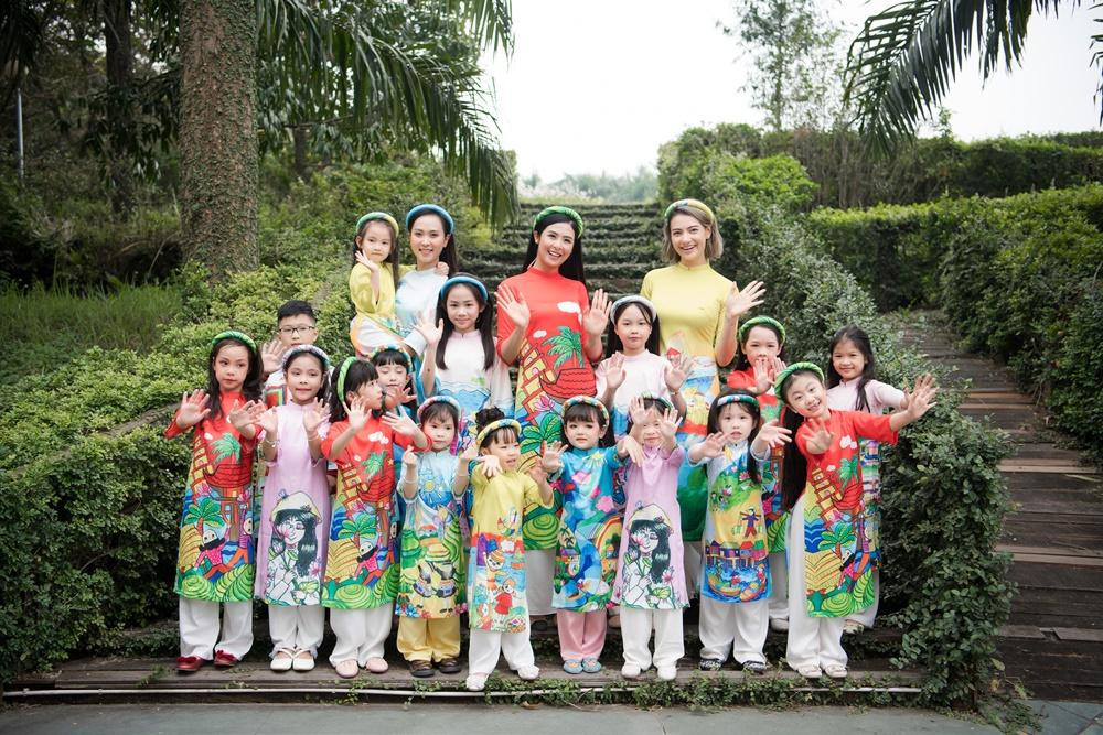 Ở buổi quay ngoại cảnh, model Hồng Quế cùng con gái Cherry, người đẹp HHVN Diệu Ngân đã làm khách mời, cùng catwalk áo dài với 15 em nhỏ. Ở buổi quay ngoại cảnh, model Hồng Quế cùng con gái Cherry, người đẹp HHVN Diệu Ngân đã làm khách mời, cùng catwalk áo dài với 15 em nhỏ.