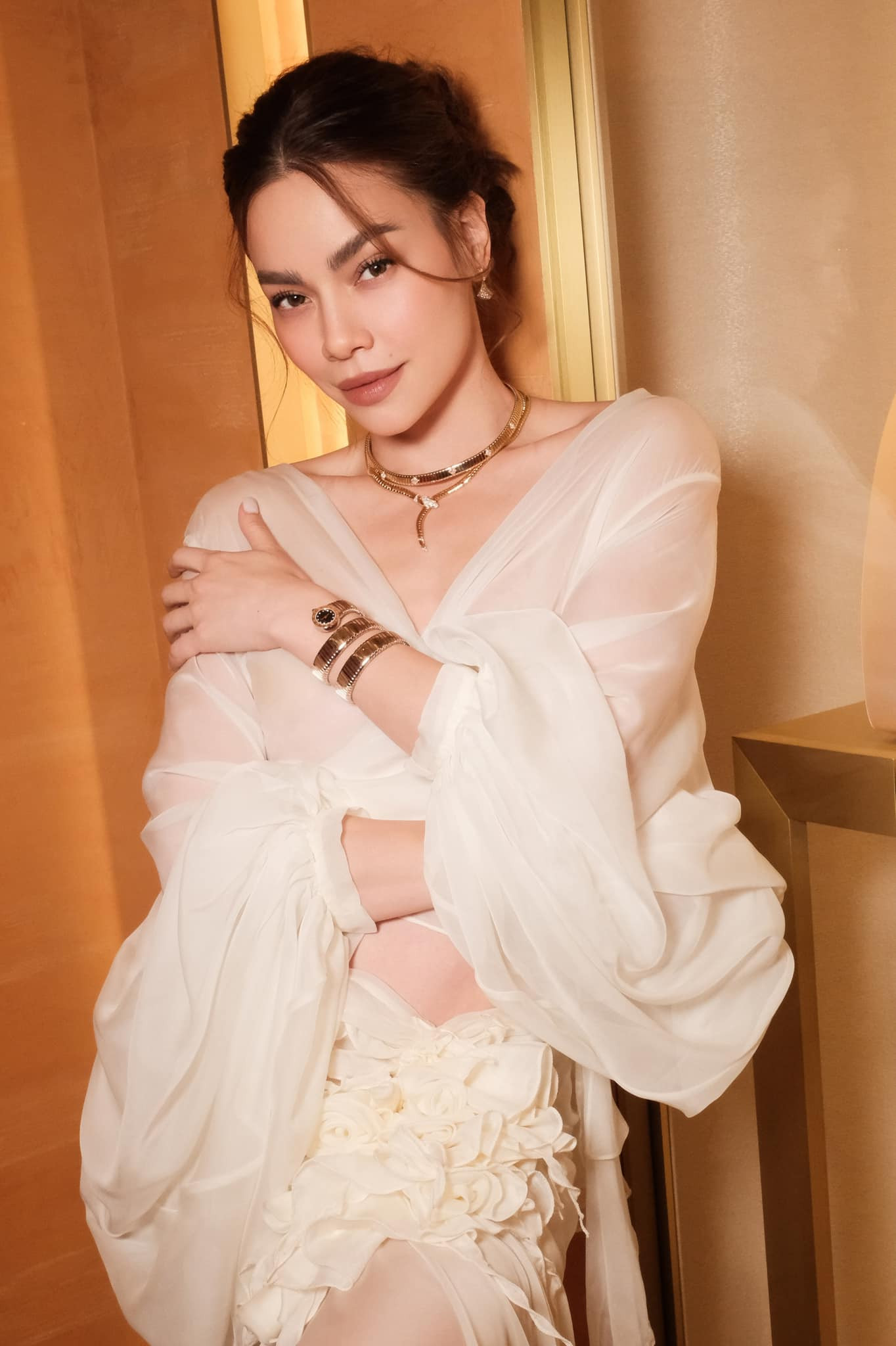 Mối quan hệ giữa cả hai "đóng băng" sau khi Minh Hằng cho rằng Hà Hồ chèn ép mình. Mối quan hệ giữa cả hai "đóng băng" sau khi Minh Hằng cho rằng Hà Hồ chèn ép mình.