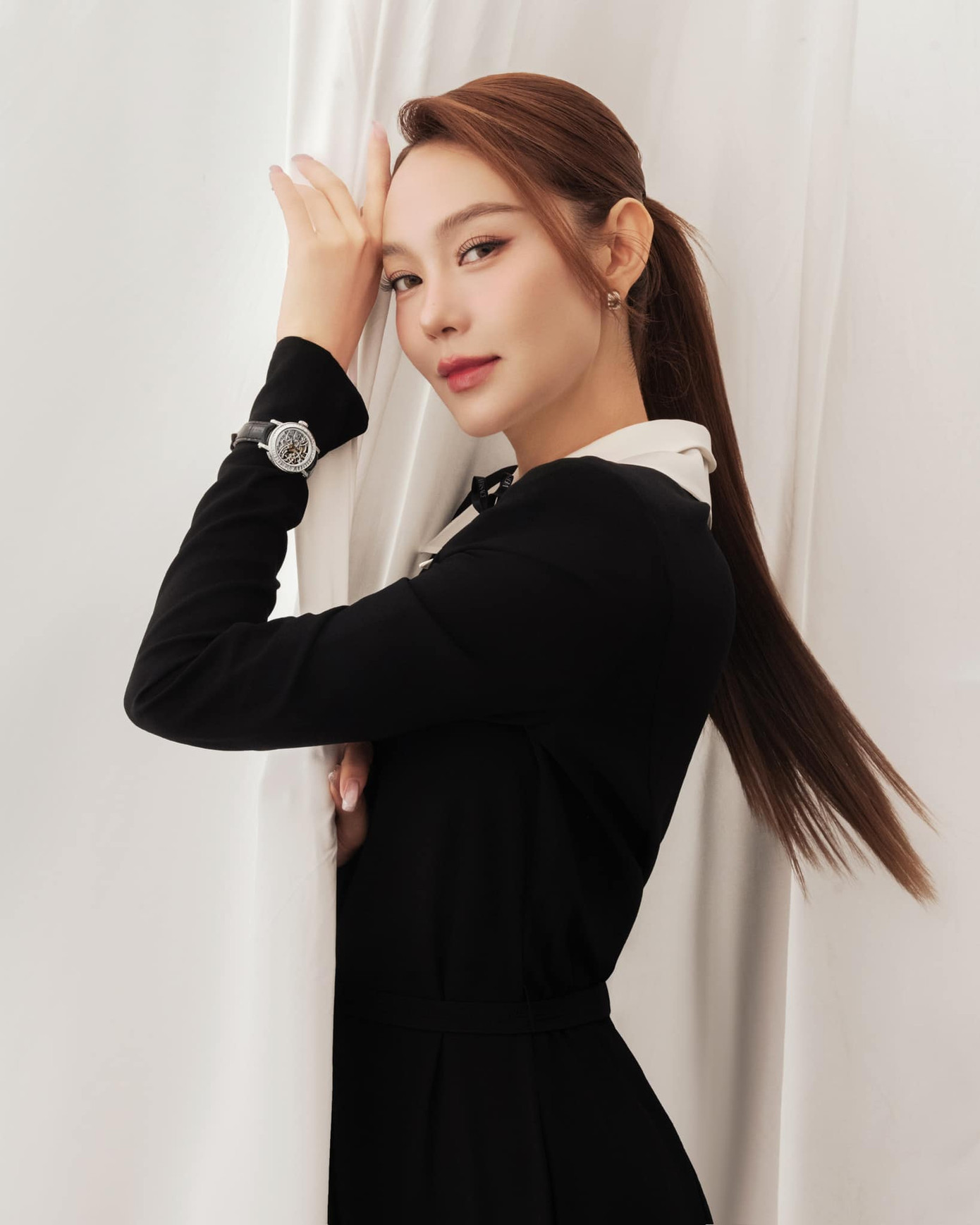 Mối quan hệ giữa cả hai "đóng băng" sau khi Minh Hằng cho rằng Hà Hồ chèn ép mình. Mối quan hệ giữa cả hai "đóng băng" sau khi Minh Hằng cho rằng Hà Hồ chèn ép mình.