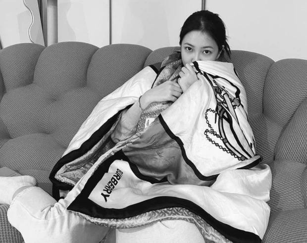 Chiếc ghế và bức tường trong hình của Yeri