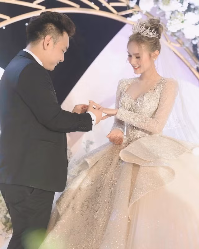 Bộ váy cưới giá 30 tỷ đồng của Xoài Non từng gây bão mạng một thời.