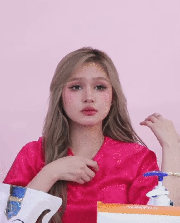 Xoài Non mệt mỏi nhưng vẫn cố livestream bán hàng để không bị nói dựa dẫm chồng. Xoài Non mệt mỏi nhưng vẫn cố livestream bán hàng để không bị nói dựa dẫm chồng.