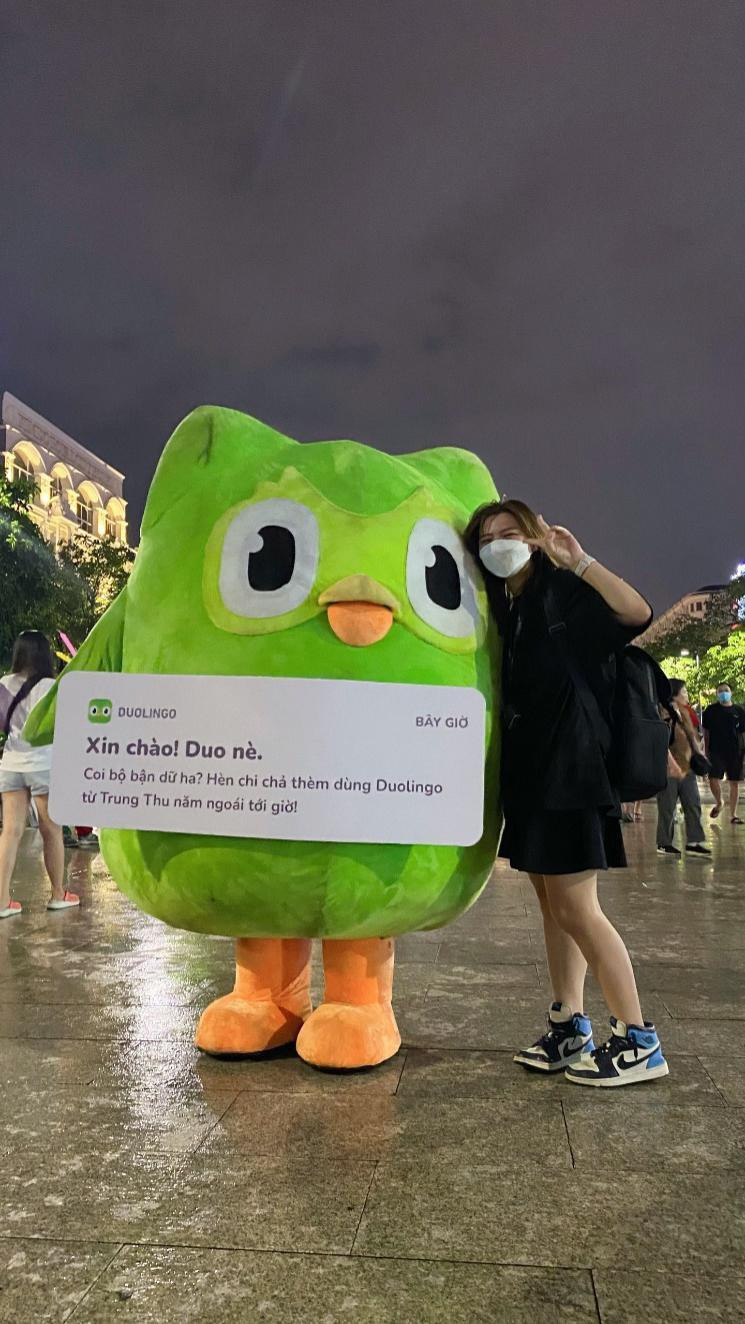 Hoàng Phương và “Cú xanh Duo” tại Phố đi bộ Nguyễn Huệ (TP.HCM) vào tháng 8/2022.