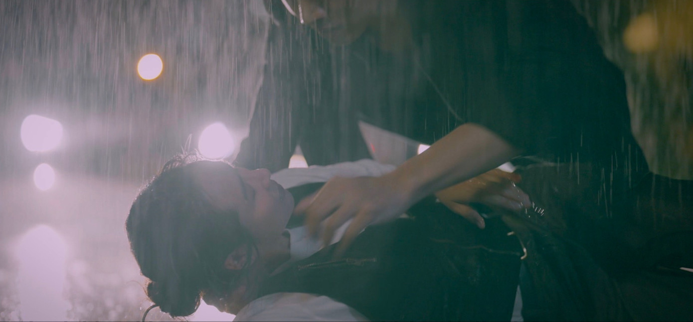 Cô ngất trong cơn mưa và được Lâm đưa về nhà. Cô ngất trong cơn mưa và được Lâm đưa về nhà.