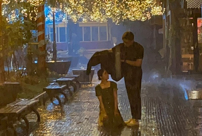 Khán giả nhớ đến một cảnh quay tương tự của Huyền Lizzie. Khán giả nhớ đến một cảnh quay tương tự của Huyền Lizzie.