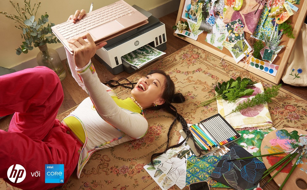 Thoải mái tận hưởng không gian giải trí đa phương tiện rực rỡ sắc màu cùng HP Pavilion x360 14. Thoải mái tận hưởng không gian giải trí đa phương tiện rực rỡ sắc màu cùng HP Pavilion x360 14.