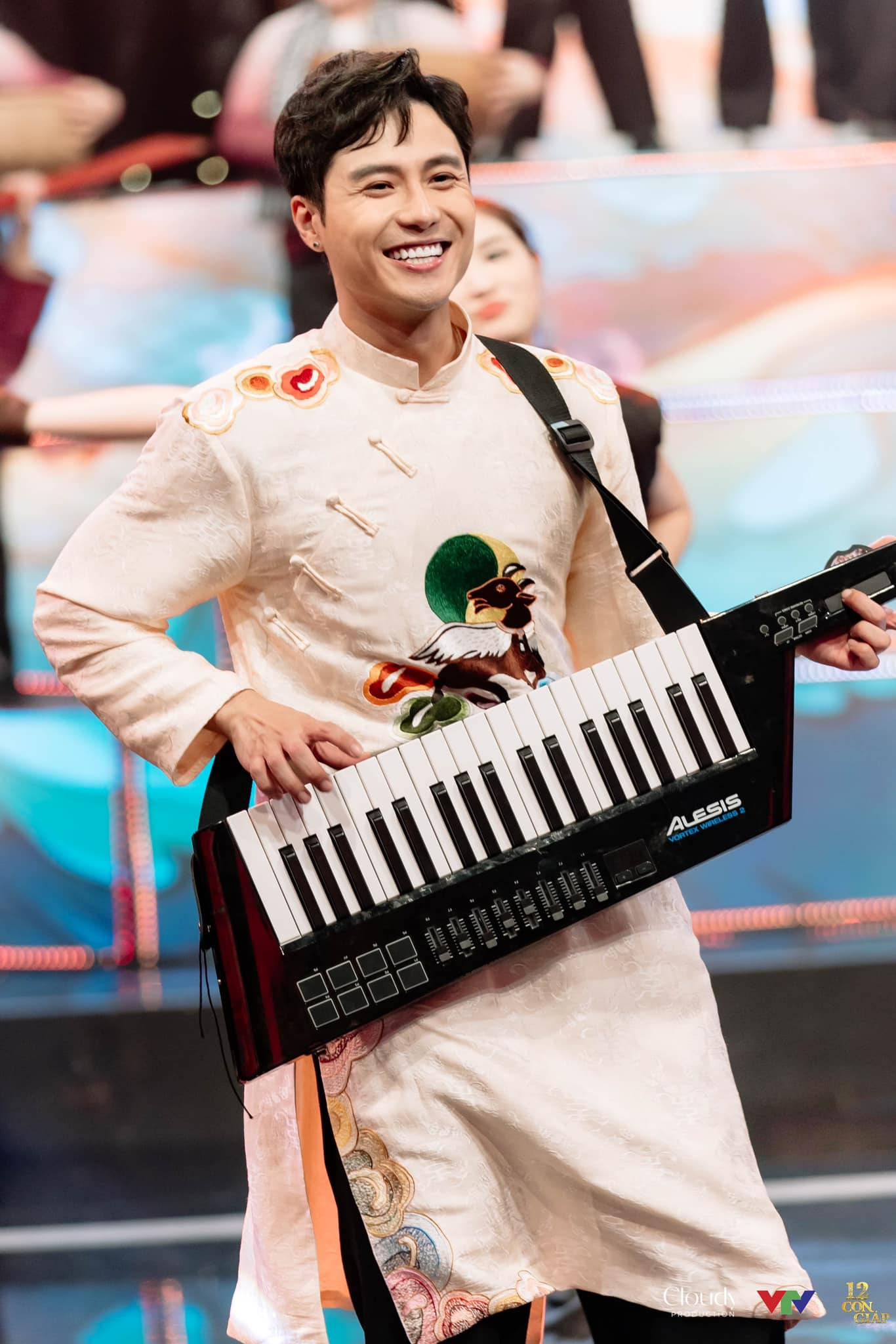 Thanh Sơn thử sức làm ca sĩ trong chương trình đón Tết. Thanh Sơn thử sức làm ca sĩ trong chương trình đón Tết.