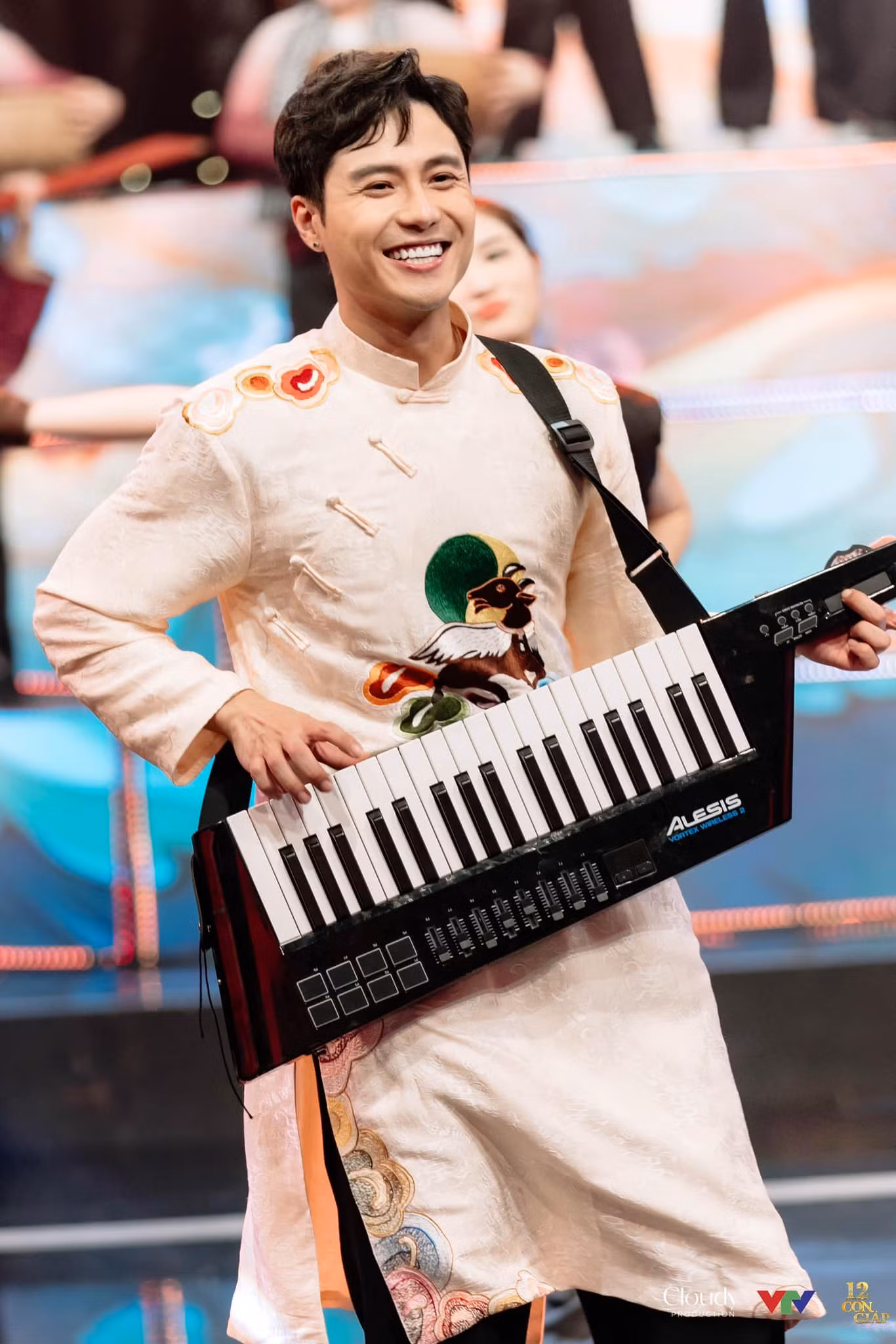 Thanh Sơn thử sức làm ca sĩ trong chương trình đón Tết.