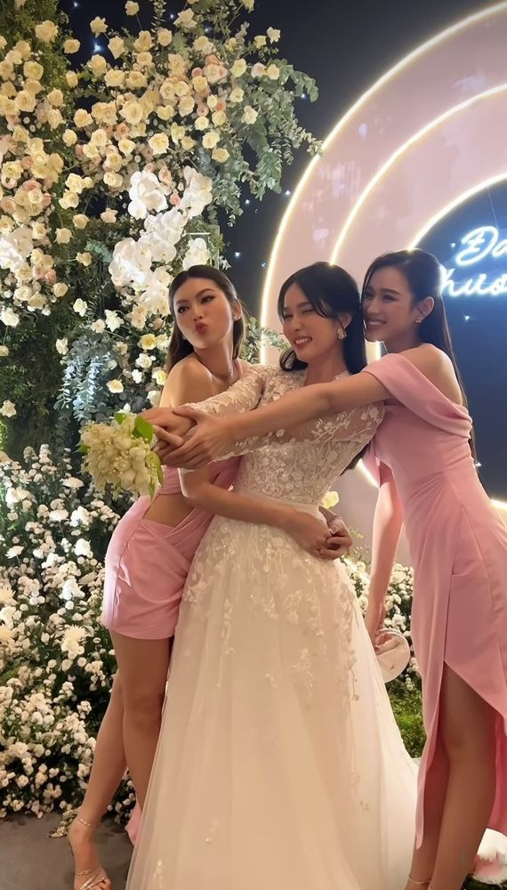 Top 3 Hoa hậu Việt Nam 2020 thân thiết trong đám cưới Phương Anh. Top 3 Hoa hậu Việt Nam 2020 thân thiết trong đám cưới Phương Anh.