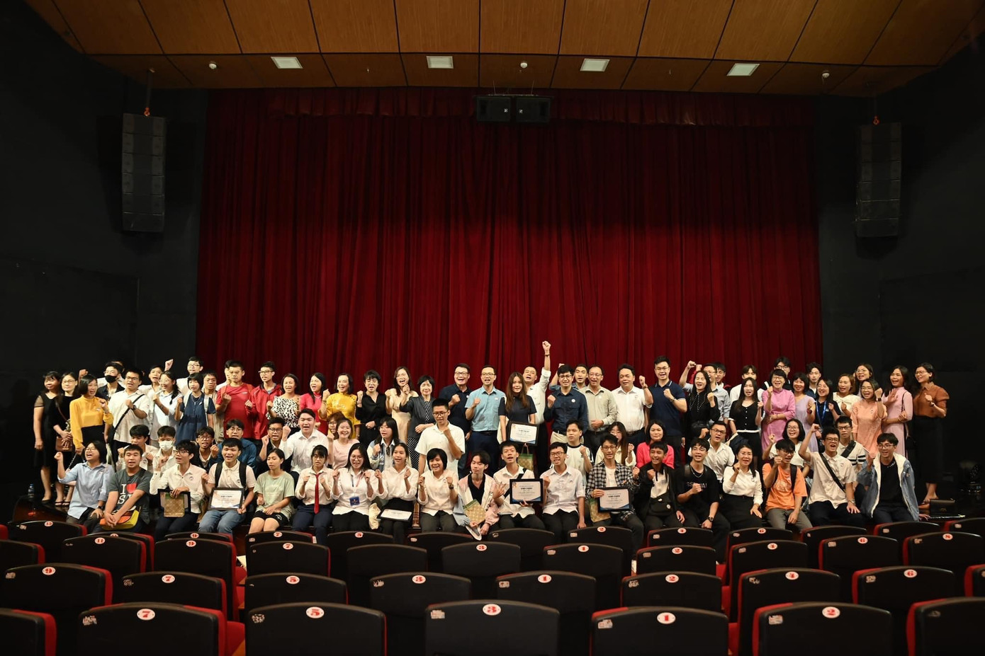 Các bạn được xem vở kịch về anh Lý Tự Trọng để có thêm động lực làm sinh viên giỏi.