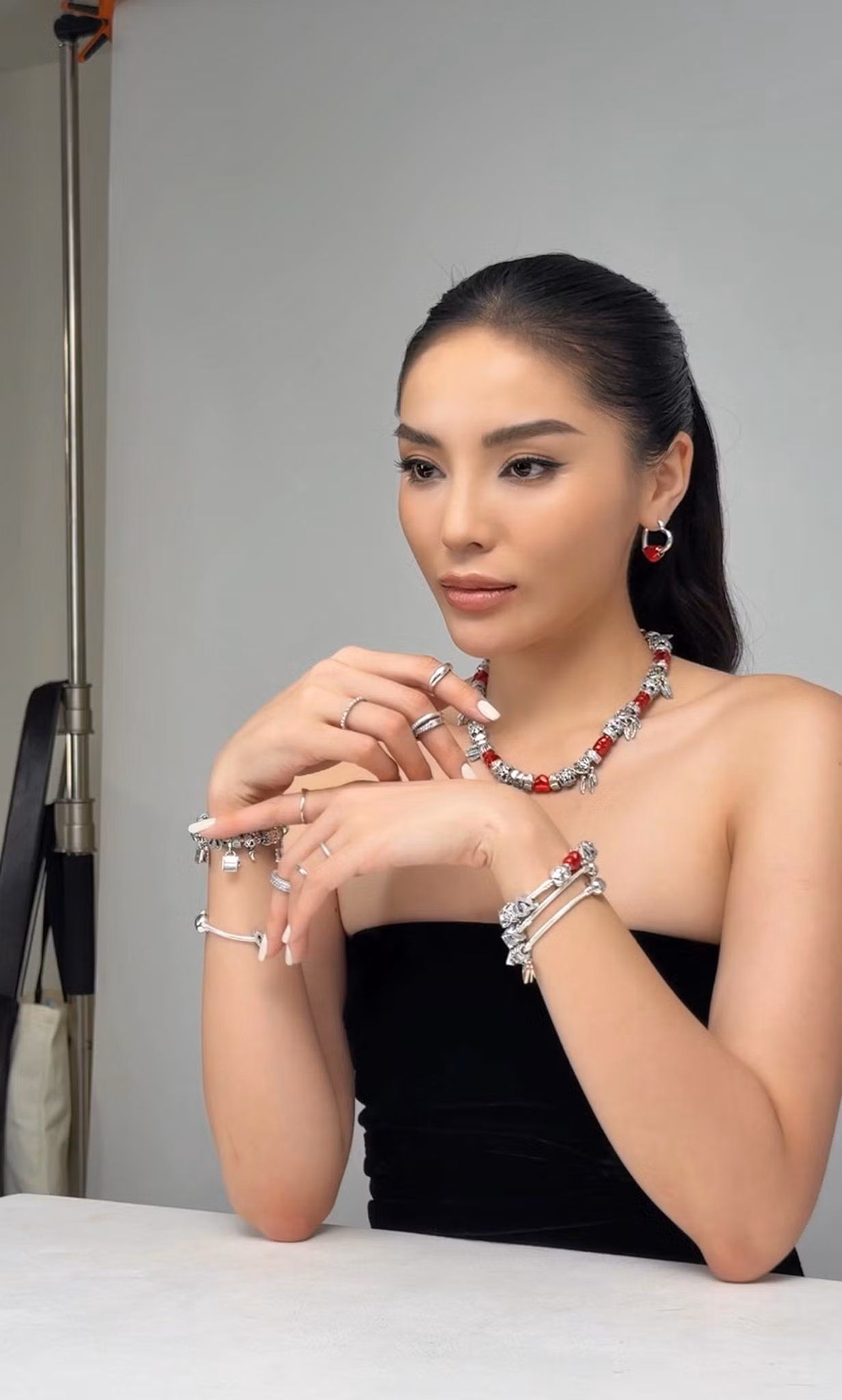 Kỳ Duyên xinh đẹp trong ảnh hậu trường bộ ảnh.
