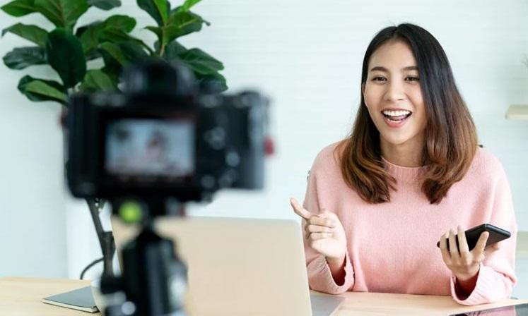 Nhiều bạn trẻ đã nghiêm túc đầu tư vào công việc YouTuber. Nhiều bạn trẻ đã nghiêm túc đầu tư vào công việc YouTuber.