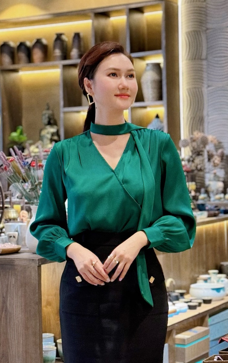 Hương Giang cũng đang bị "ném đá" nhiều vì chuyên đóng vai phản diện. Hương Giang cũng đang bị "ném đá" nhiều vì chuyên đóng vai phản diện.