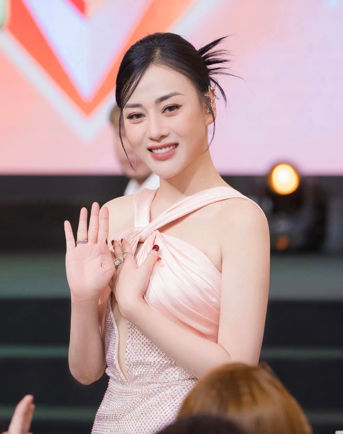 Phương Oanh khẳng định vẫn luôn sống chuẩn mực. Phương Oanh khẳng định vẫn luôn sống chuẩn mực.