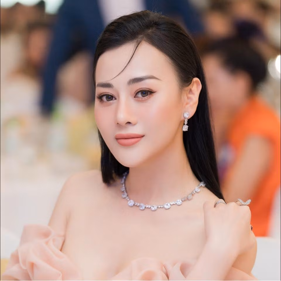 Phương Oanh mệt mỏi vì chuyện tình cảm bị chỉ trích.