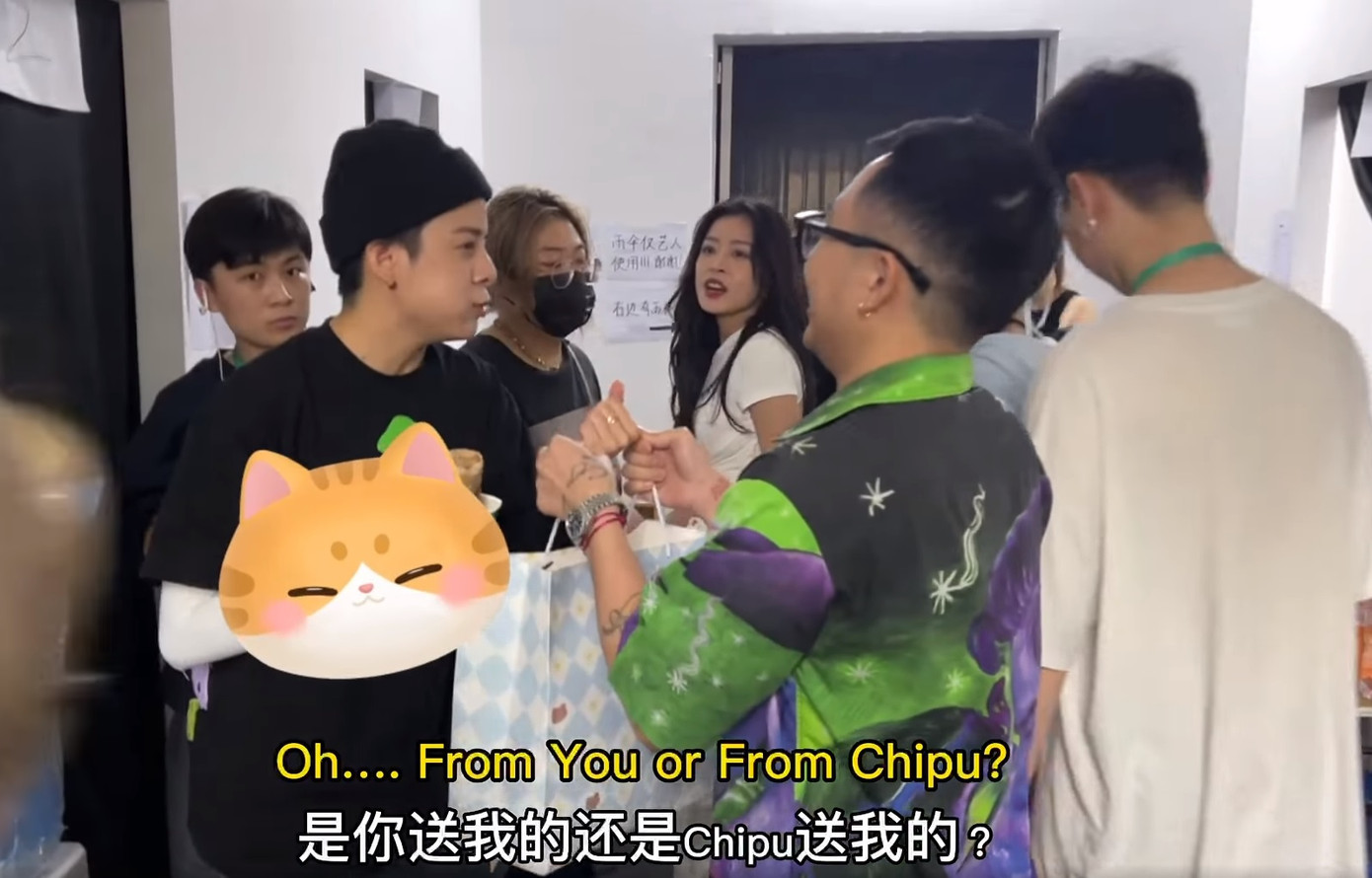 Amber nhận quà nhưng lại hỏi về Chi Pu?