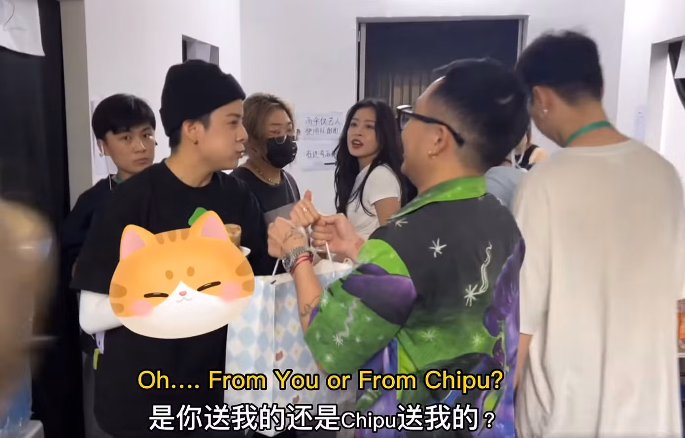 Amber nhận quà nhưng lại hỏi về Chi Pu?