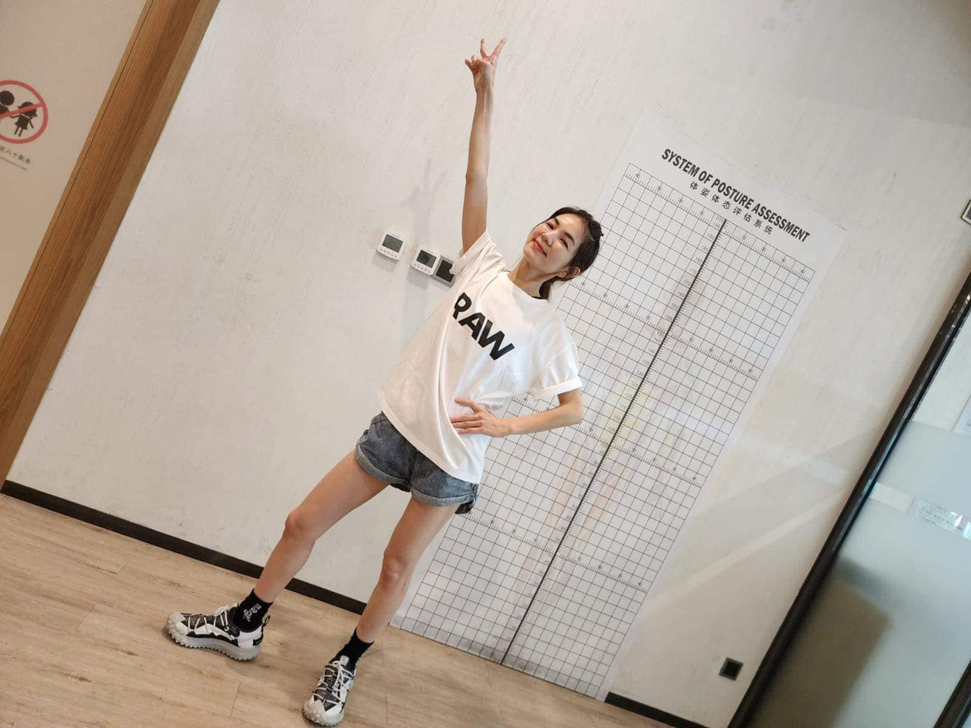 Ella khoe ảnh mặc áo Hoàng Ku tặng.