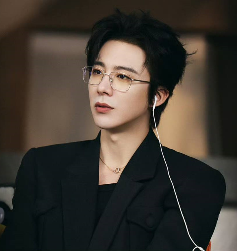 Anh hạn chế nhận quảng cáo cũng như chụp tạp chí.