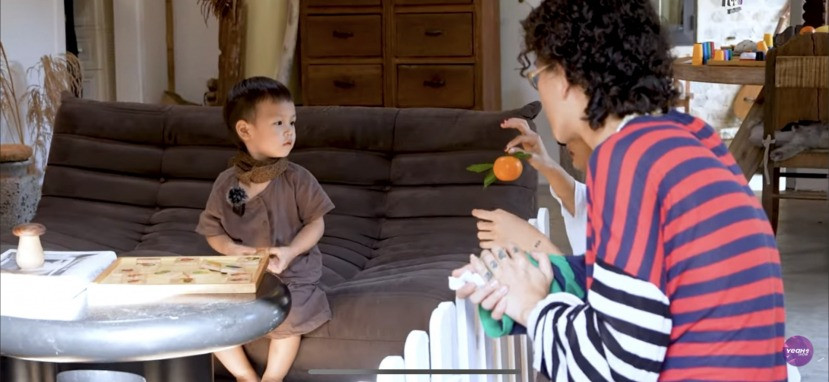 Decao rất quan tâm đến vợ con trong show thực tế. Decao rất quan tâm đến vợ con trong show thực tế.