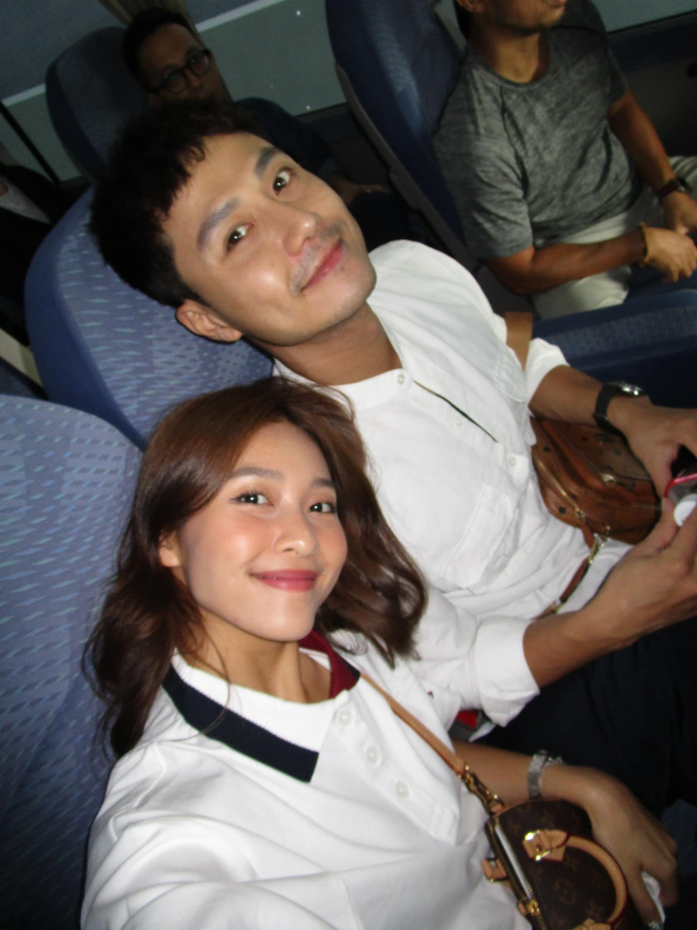 Hai người trông giống như một cặp đôi đang đi nghỉ dưỡng. Hai người trông giống như một cặp đôi đang đi nghỉ dưỡng.