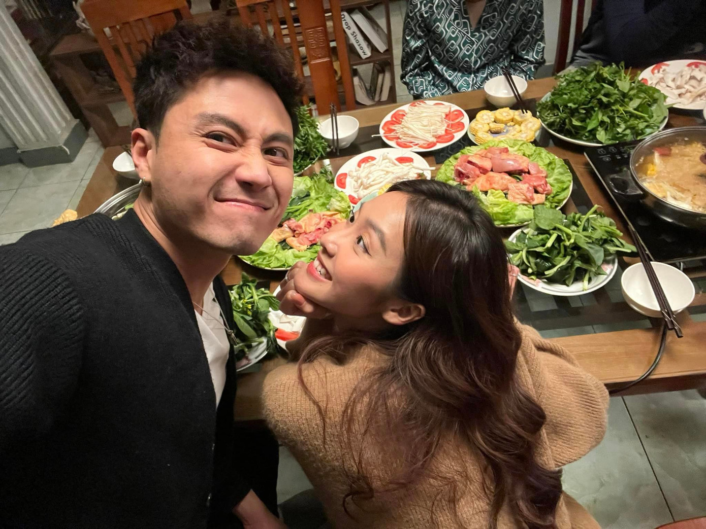 Thanh Sơn và Khả Ngân tình cảm trong hậu trường phim. Thanh Sơn và Khả Ngân tình cảm trong hậu trường phim.