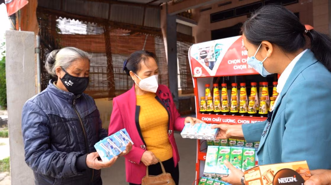 Quầy hàng với các sản phẩm do Nestlé cung cấp giúp nhiều chị em cải thiện sinh kế, nâng cao thu nhập
