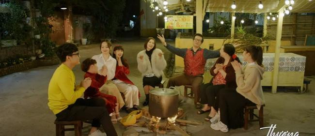 Gia đình bà Nga quây quần bên nồi bánh chưng