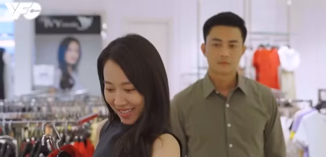 Nghiêm phải đưa bạn gái cũ đi mua sắm.