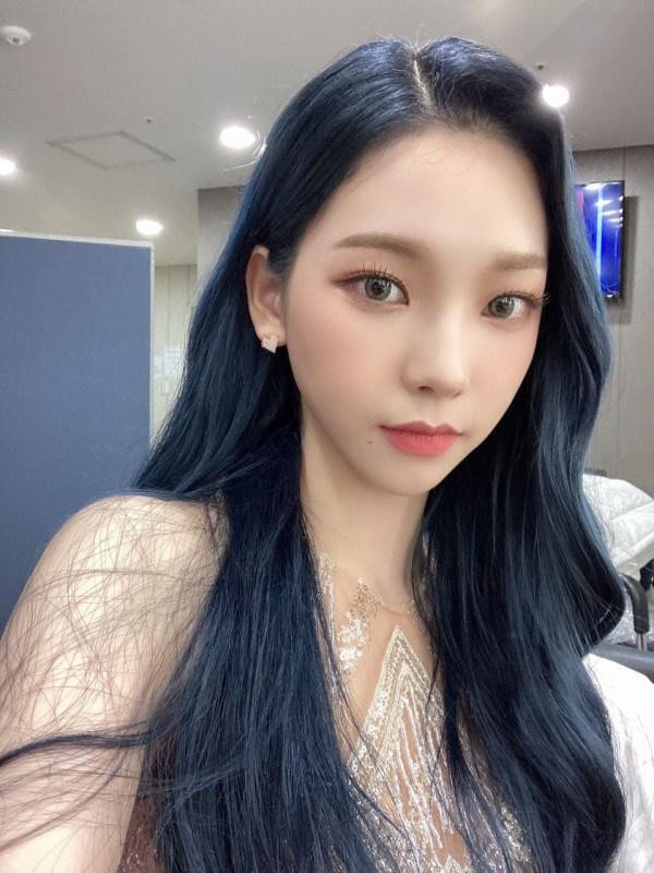 Làn da mịn màng của Karina trong ảnh selfie.