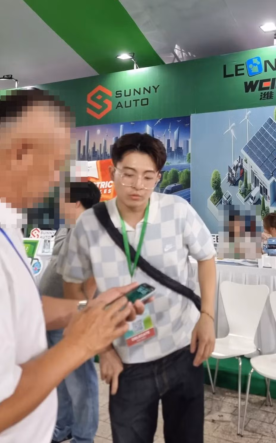 Harry Lu đi tư vấn ở một triển lãm. Nguồn ảnh: Threads. Harry Lu đi tư vấn ở một triển lãm. Nguồn ảnh: Threads.
