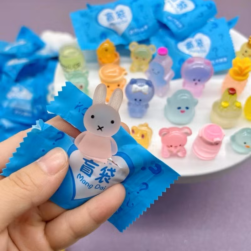 Bóc túi mù đang là niềm vui của nhiều tween.