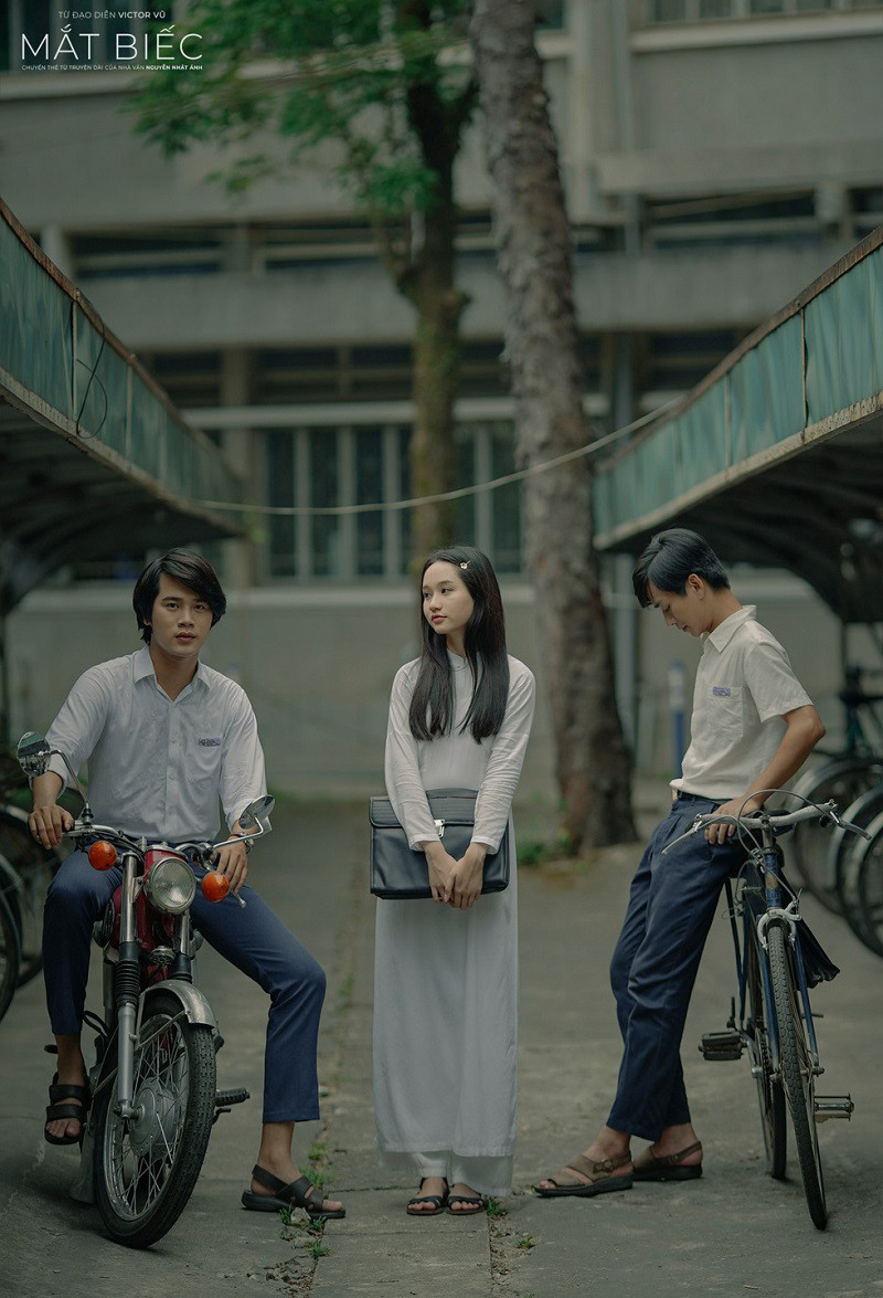 Phim cũng kể về chuyện tình tay ba hao hao Mắt Biếc.