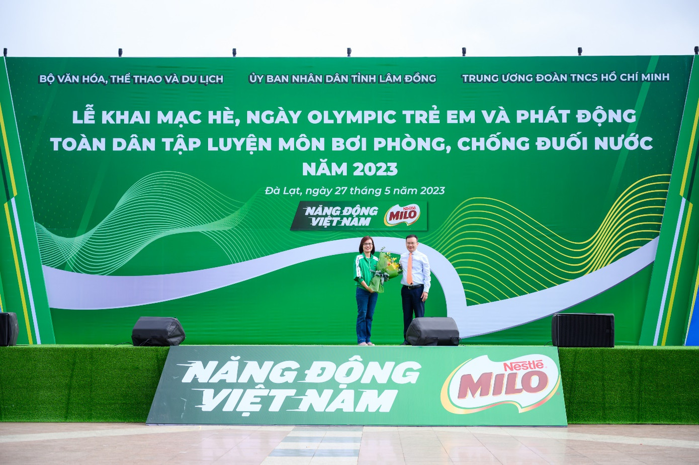 Ông Nguyễn Hồng Minh, Tổng cục phó, Tổng cục TDTT tặng hoa cho bà Trần Thị Chính, đại diện Nestlé MILO vì sự chung tay thúc đẩy các chương trình bơi an toàn, phòng chống đuối nước