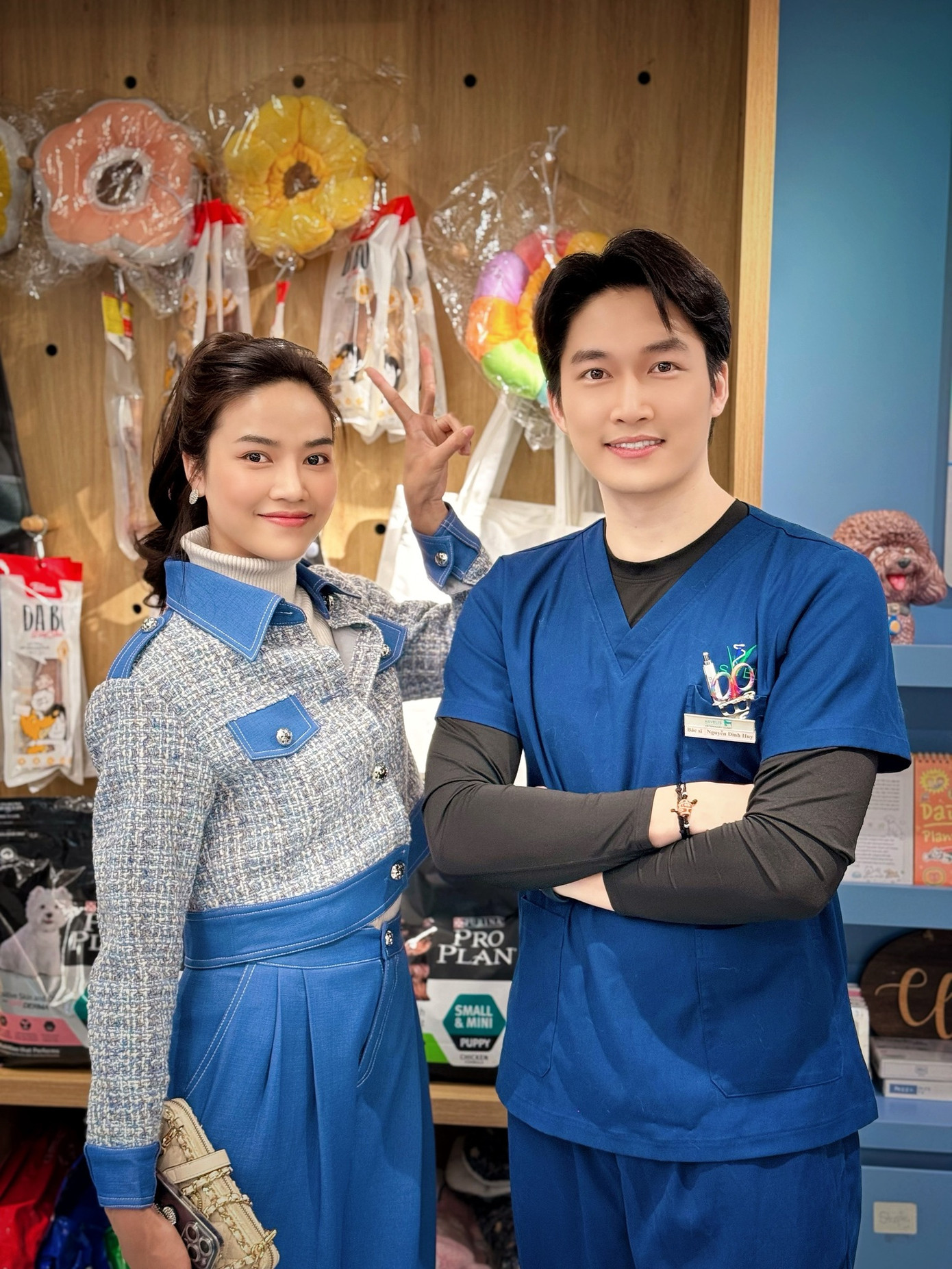 Còn Đính Tú vẫn đang bận rộn đóng phim.