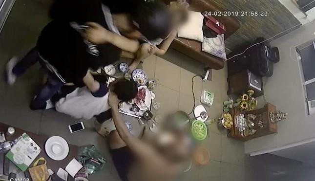 Hình ảnh Đạt G hành hung Du Uyên trong video. (Ảnh cắt từ clip) Hình ảnh Đạt G hành hung Du Uyên trong video. (Ảnh cắt từ clip)