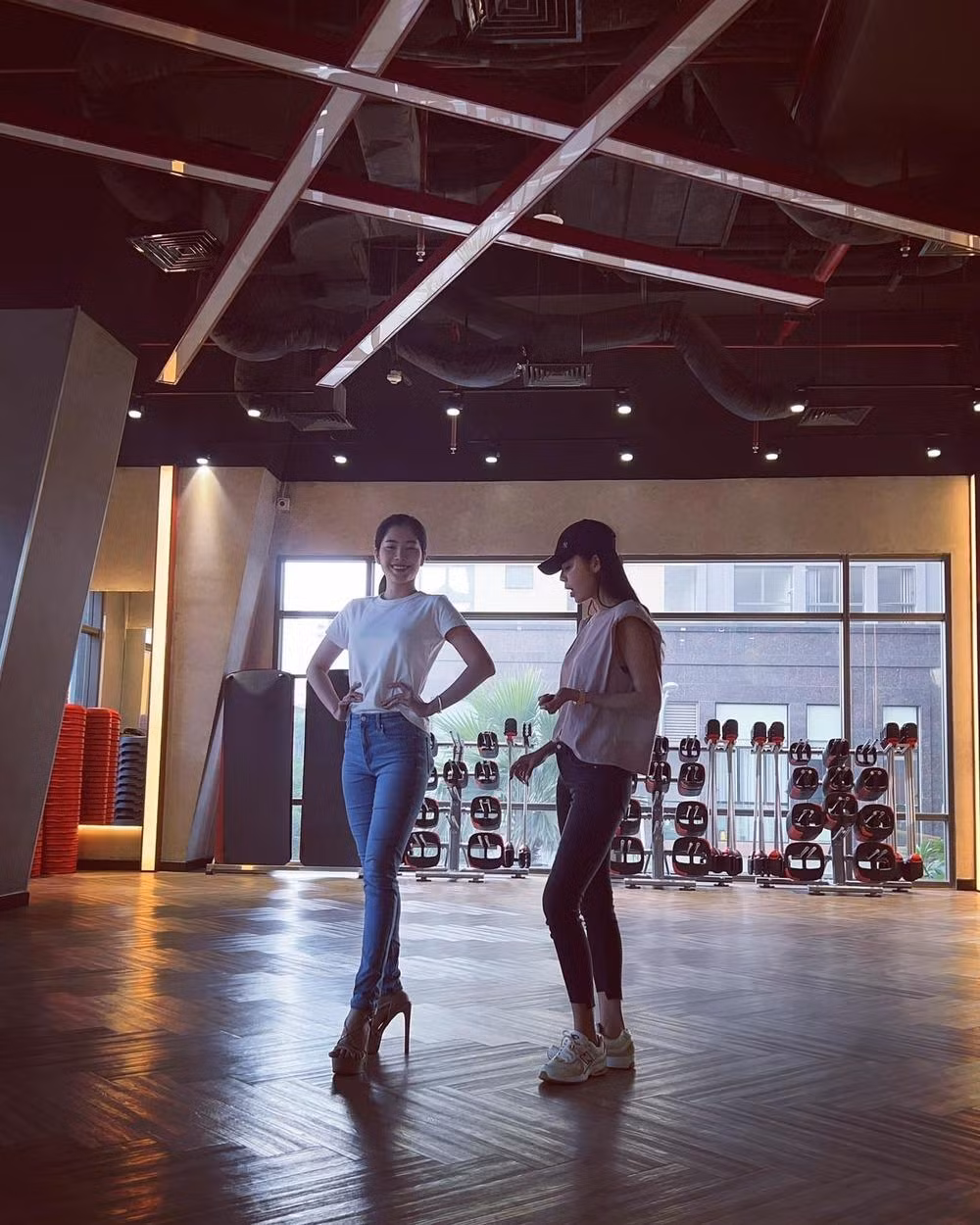 Cô mời Minh Tú chỉ dạy cho mình