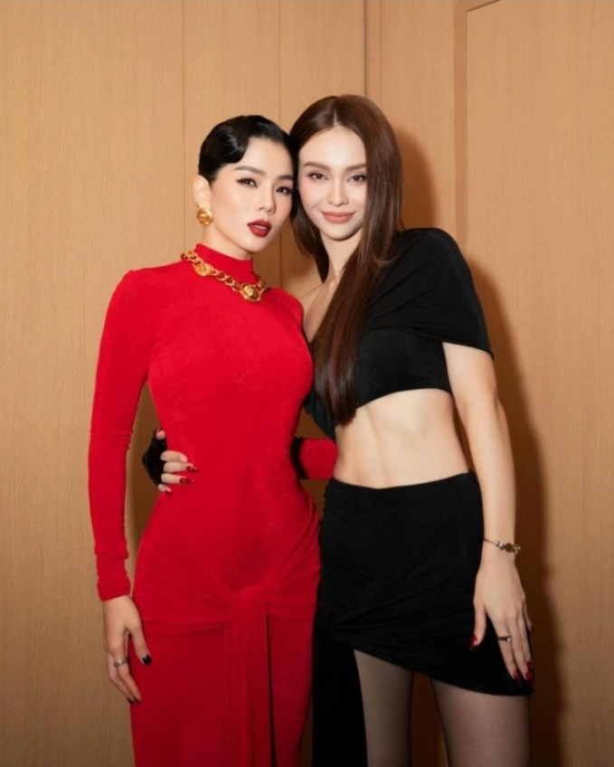 Lệ Quyên (như mọi lần) rất chăm chỉ đáp trả anti-fan. Lệ Quyên (như mọi lần) rất chăm chỉ đáp trả anti-fan.